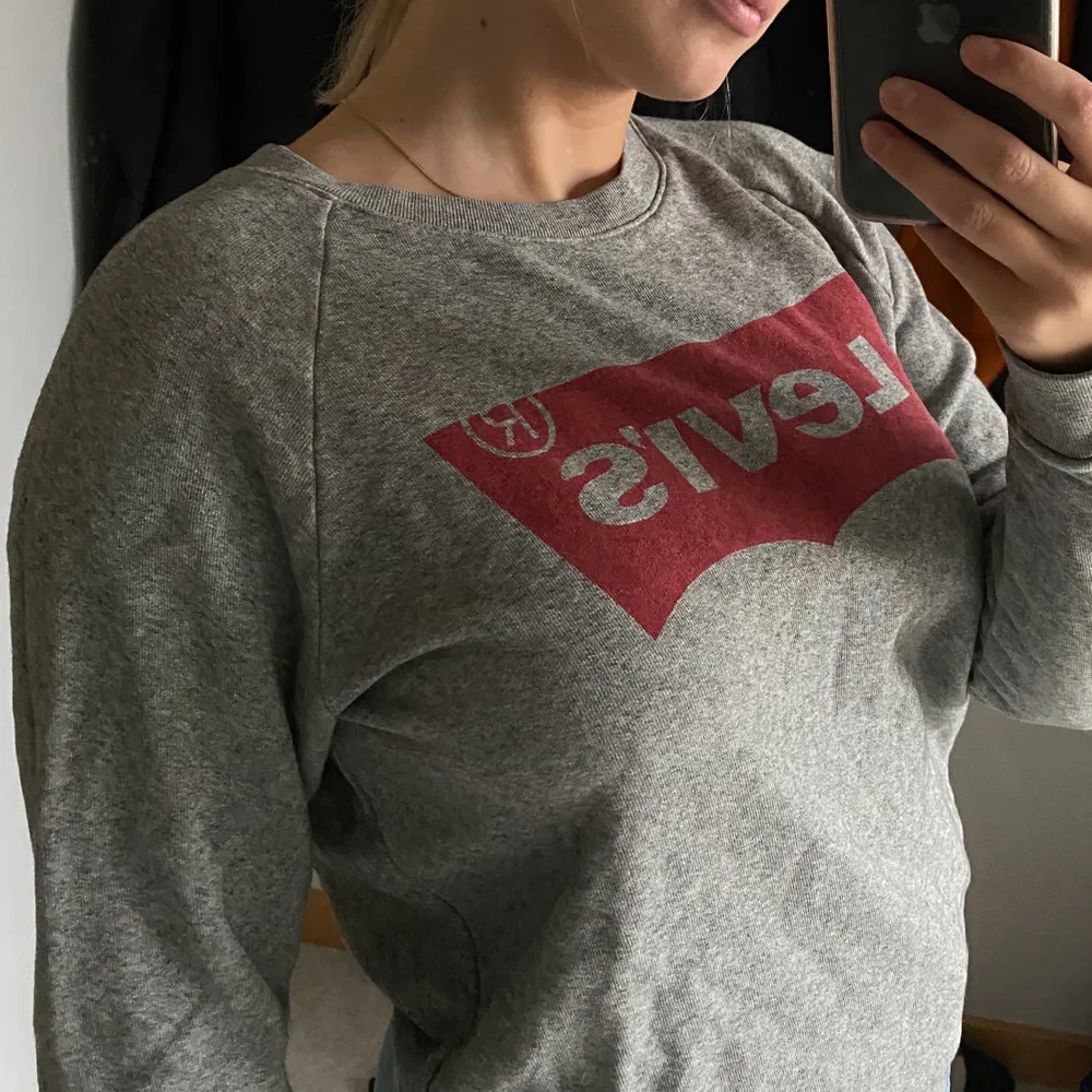 Levis sweatshirt, använd nån gång för två år sedan annars har den bara legat i min garderob! Som ny🤼‍♂️ spårbar frakt tillkommer på 55kr 🤼‍♂️. Tröjor & Koftor.