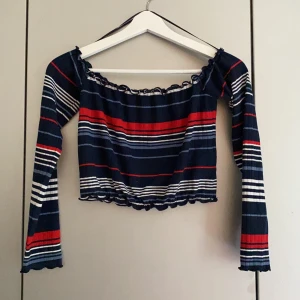 Topp från Bik Bok! - Fin too från Bil Bok. Passar perfekt året runt med till exempel högmidjade jeans!🌸 använd fåtal gånger