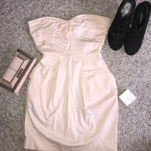 Rosa strapless Klänning s 4 (USA) - Rosa strapless klänning från mango. Storlek USA 4. Går att sätta fast axelband men har tyvärr inte dem.