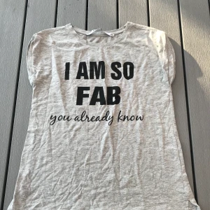 T-shirt i storlek XS - En grå t-shirt med svart text ifrån lager 157 i storlek XS. Jag har endast använt denna någon enstaka gång så den är i bra skick. (Frakten ingår i priset)