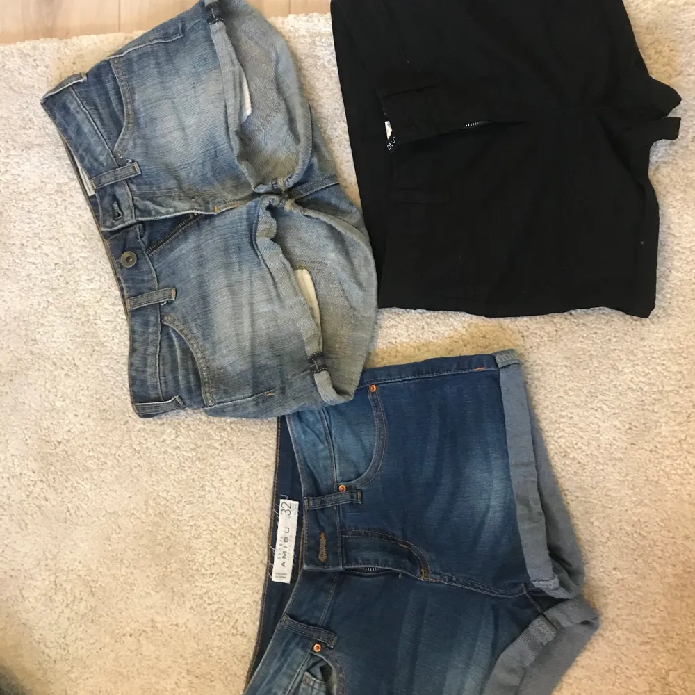 Tre par shorts i mycket bra skick, ingen av de har kommit till stor användning då de är lite för små för mig. De svarta shortsen är i storlek 34, de mörkblå i storlek 32 och de lågmidjade längst upp är i XXS. 90kr för alla tre, 35 kr styck. köparen står för frakt!❤️. Shorts.