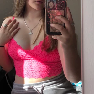 SkRiKrOsA linne - superfint SkRiKrOsA linne som tyvärr blivit för litet💘 stretchigt material & helt utav vacker blommig spets. Köptes för 249kr - endast använt 1 gång 