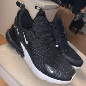 Air max 270 - Storlek 40, passar 39 då jag själv har 39. Mycket bra skick! Använda ett par gånger bara