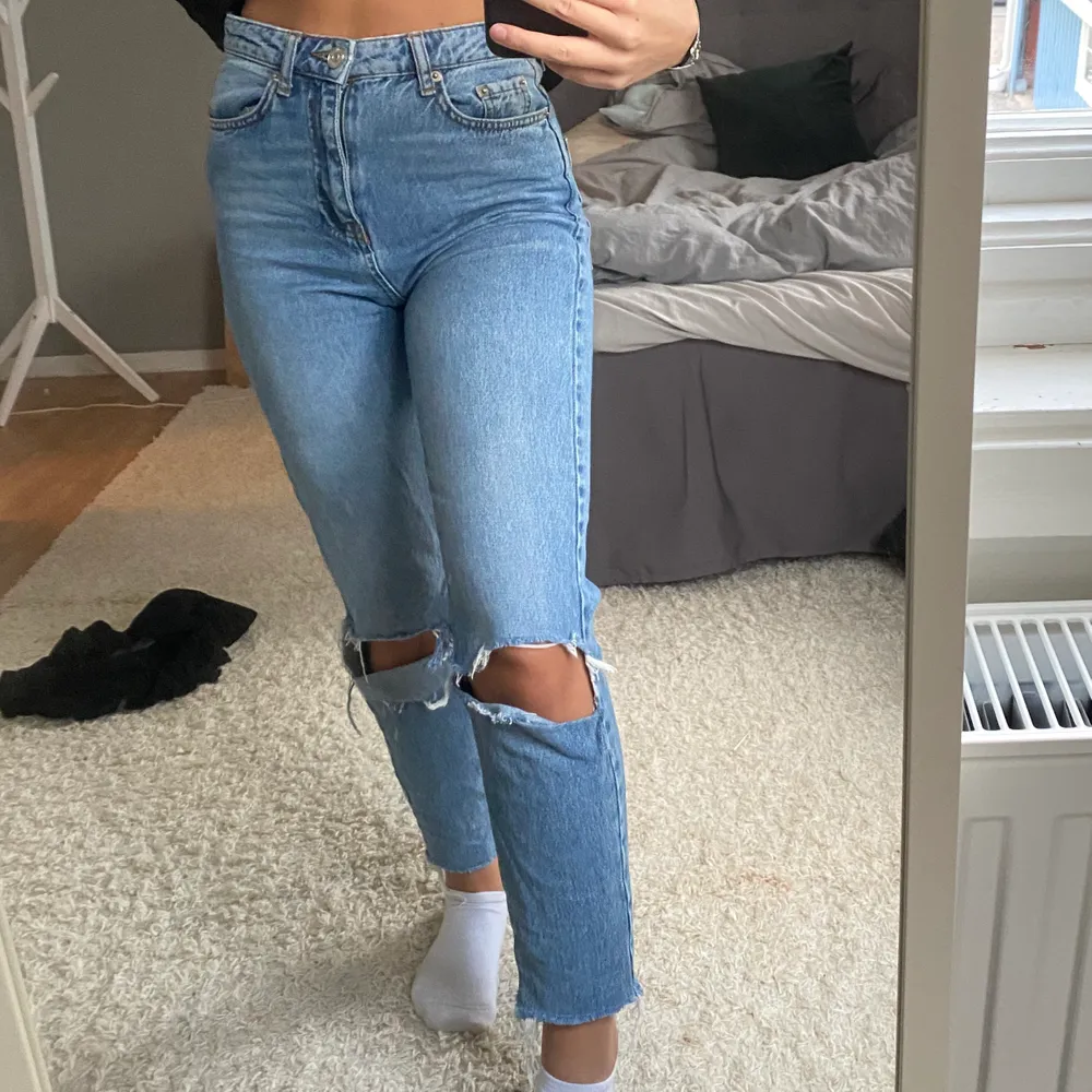 Fina jeans från Gina Tricot, storlek 34. Egenklippta hål. . Jeans & Byxor.