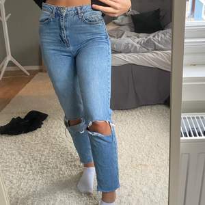 Fina jeans från Gina Tricot, storlek 34. Egenklippta hål. 