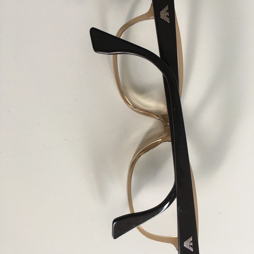 Emporio Armani made in Italy läsglasögon med styrka. Kan andra styrka hos optiker.. Accessoarer.