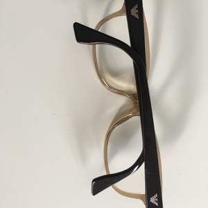 Emporio Armani made in Italy läsglasögon med styrka. Kan andra styrka hos optiker.