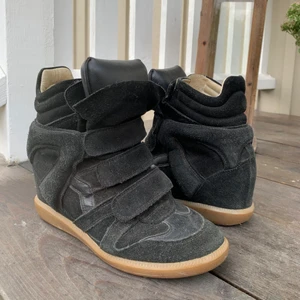 ISABEL MARANT - BOOTS - Säljer mina ursnygga isabel marant då jag inte får användning för dem längre. Köptes för 3 år sedan men inte använda jättemycket. Därför säljer jag dem för 2800. Nypris 4.500.