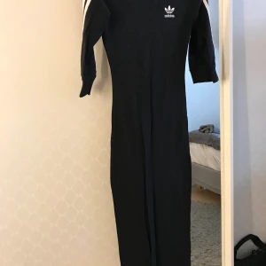 Adidas klänning lång - Lång adidas klänning super fin säljer en liten kortare modell i mörk rosa också säljer pga att den börjar bli förliten 