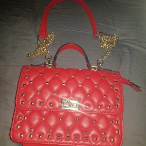 Röd väska med nitar från och bak  - Helt ny röd väska med nitar från och bak jätte fin med kedje band 