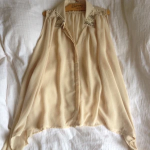  - Jätte snygg lite längre topp med lite pärlor på runt kragen, matchar till mycket! Från Vero Moda. Använd EN gång. Passar både XS, S och M.