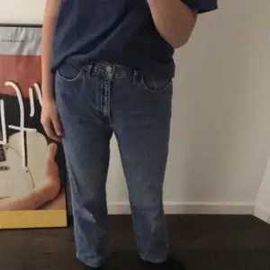 Säljer dessa shit snygga Gap jeansen. De är classic fit men funkar som mom jeans för mig, ( jag e 172) börjar budgivningen på 150 kr