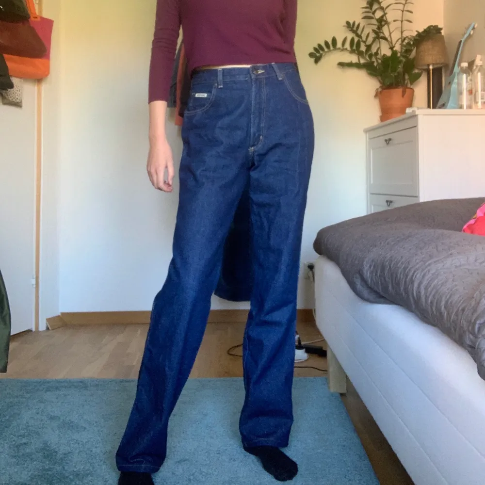 Snygga jeans i rak modell som tyvärr inte passar mig längre, endast använda 1 gång! Skriv för fler bilder eller frågor!! Frakten ingår i priset!. Jeans & Byxor.