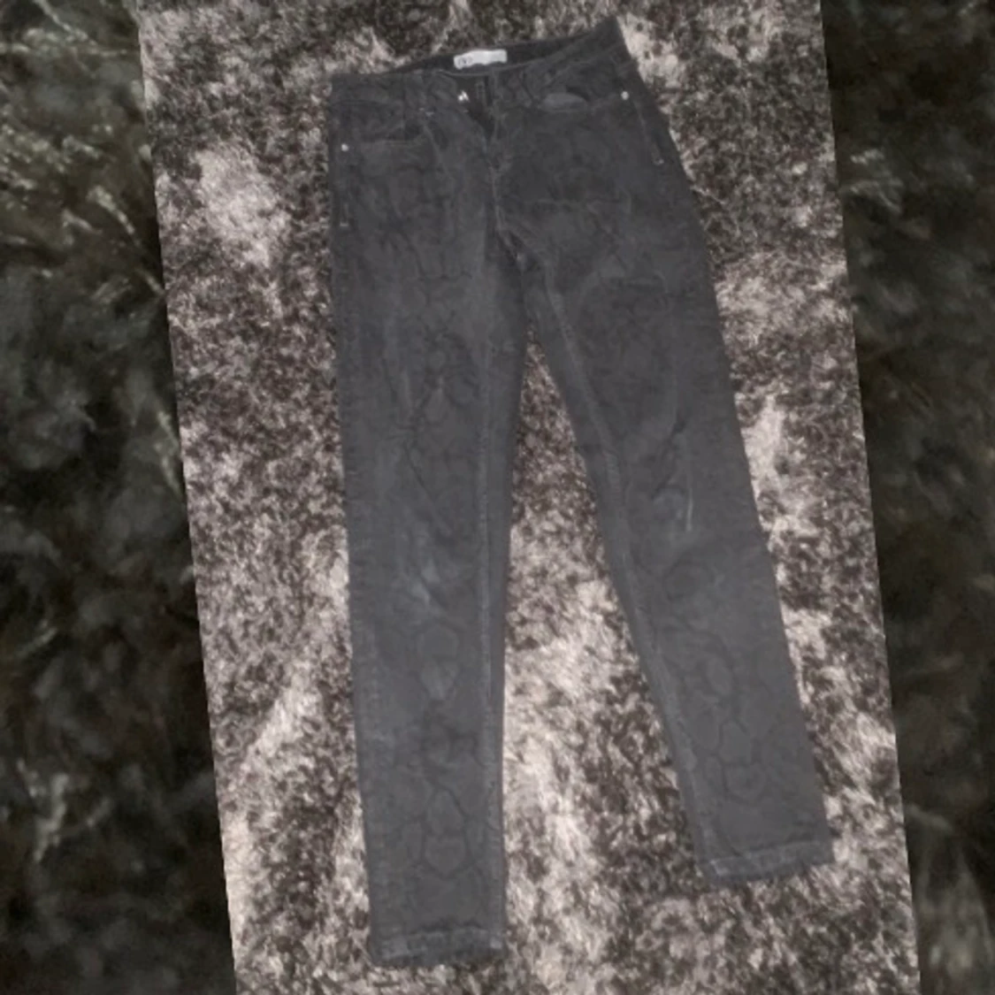 Jättefina ormskinnsbyxor!