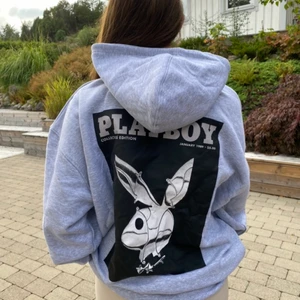 Playboy hoodie - Playboy oversized hoodie i storlek 38, aldrig använd och prislappen är kvar. Frakt tillkommer💕 Buda antingen i kommentarerna eller i chatten. Högsta bud 470kr + frakt, budgivningen avslutas idag kl: 13:00!❤️