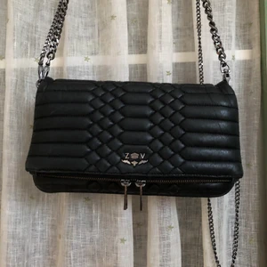 Zadig&Voltaire väska  - Rock matelasse bag från Zadig&Voltaire. Använd men är fortfarande i fint skick! Väskan köptes i New York med nypris på 360$. Båda chains finns såklart med samt medföljande dustbag. Kan gå ned i pris vid snabb affär!🌹