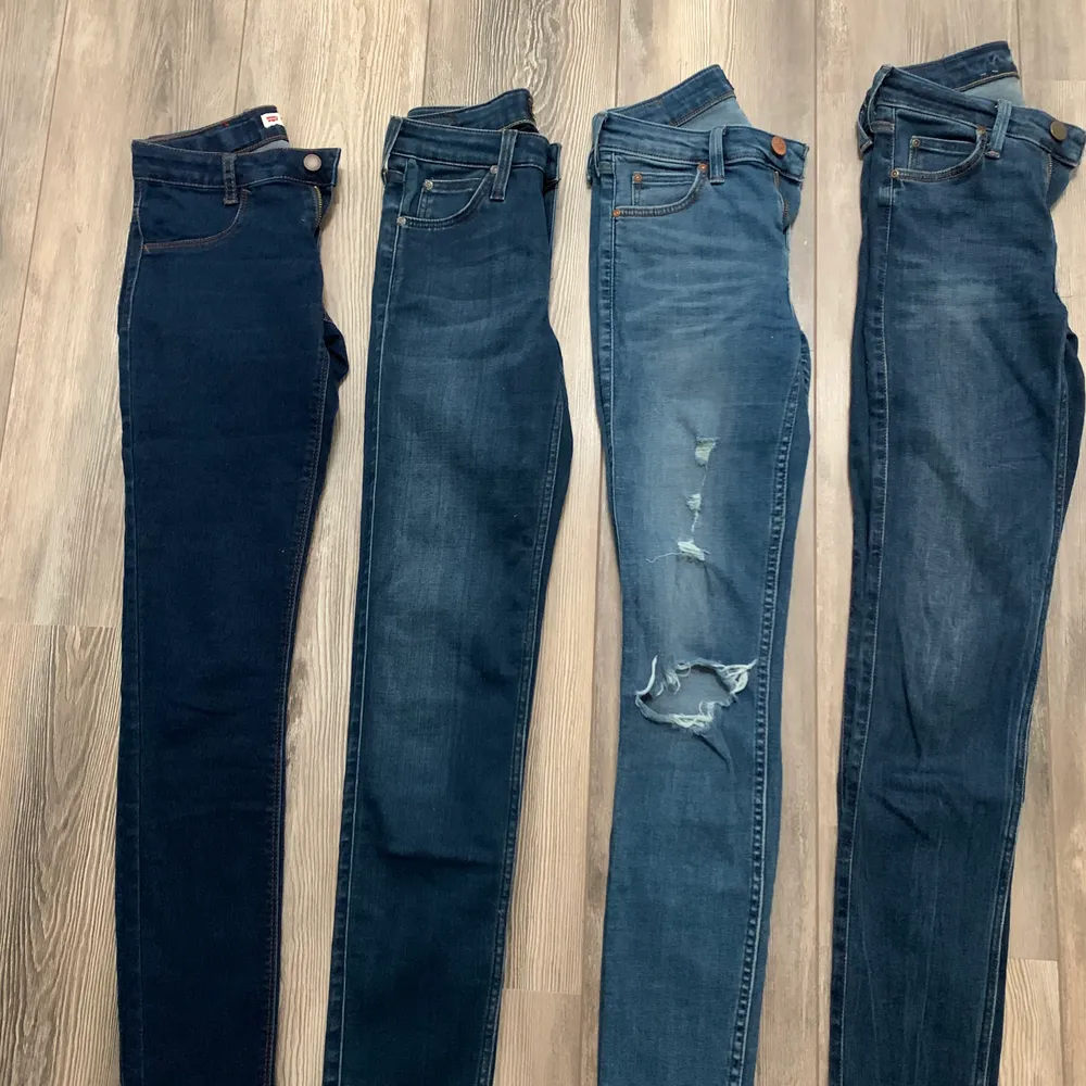 4 par jeans från Levis och Lee❤️ Alla är skinny fit (=tajta) med stretch!❤️ Storlek XS och normal midja❤️ Bra skick!❤️ Nypris ca 800kr/st. 💚💚Jag säljer alla för 100kr + frakt!💚💚. Jeans & Byxor.