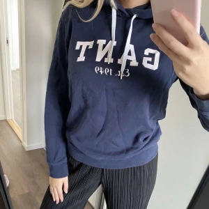 Hoodie från Gant  - Marinblå hoodie från Gant i storlek 170, men passar XS-S