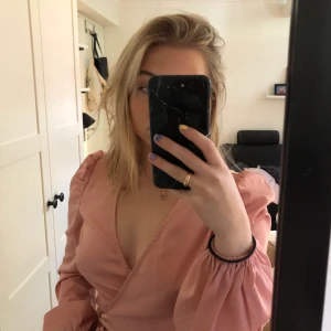 Omlott topp från Bik Bok - Super fin fest topp från Bik Bok, använd typ 2 gånger:) Har en fläck på ryggen, skriv för fler bilder. Pris är exklusive frakt. 