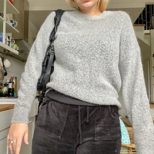 Grå stickad från hm  - Stickad tröja med ballongärmar från hm i strl S, perfekt nu till hösten🤍 ser mer ”nopprig” ut än vad den är men kan skicka fler närbilder om de behövs.