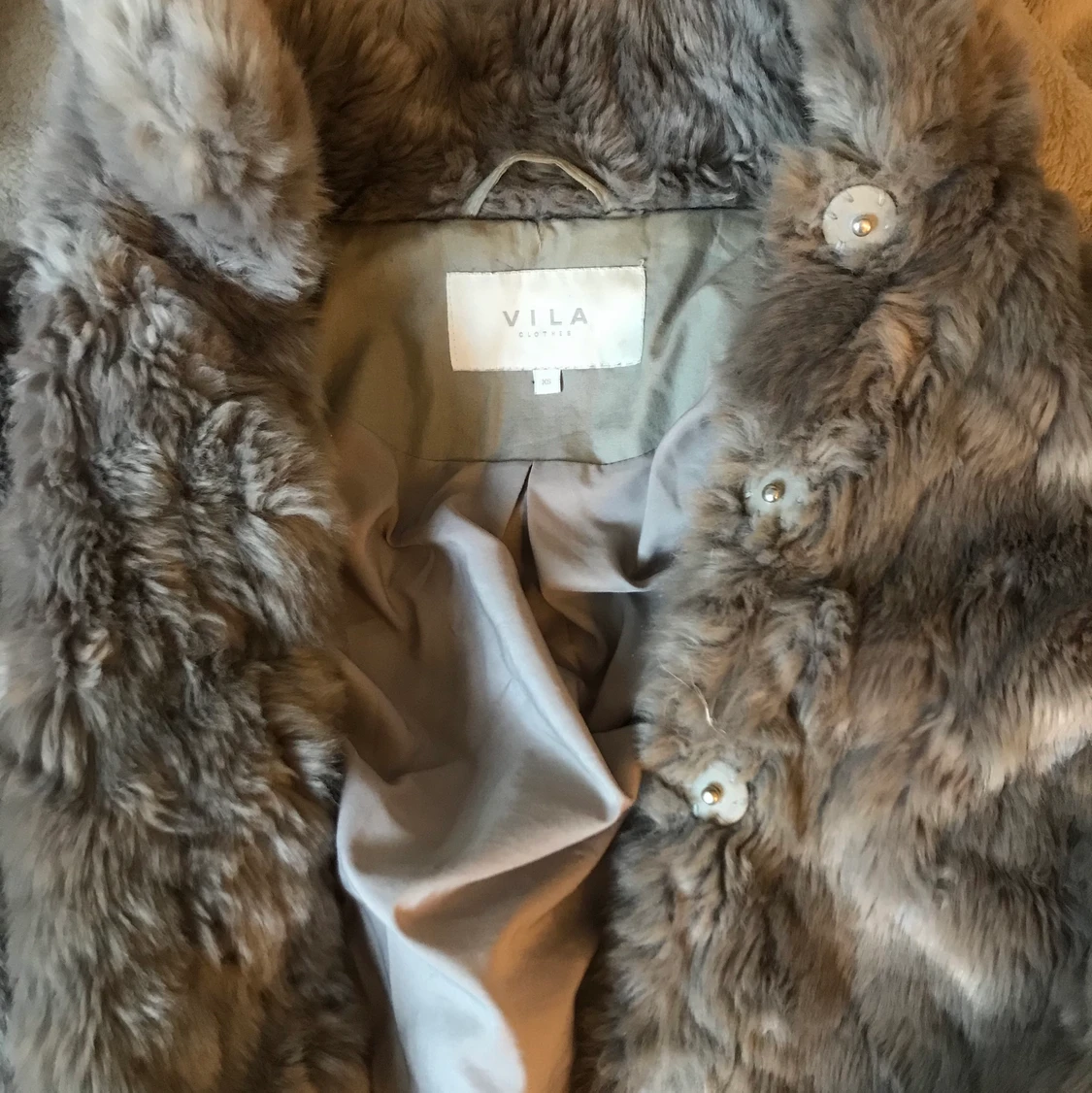 Fluffig fakepäls från VILA - 91