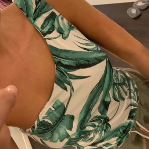 Snygg one shoulder - Snygg one shoulder tröja perfekt till stranden. Strl s