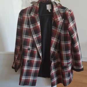 Snygg höstkavaj  - En snygg oversize höstkavaj strl 42 jag har igentligen strl 38 men har använt denna som en overzie kavaj. Jag har kunnat använda den som jacka på våren eller även höst med någon tjocktröja. Orginalpris 399 jag säljer den för 150 kr först till kvar