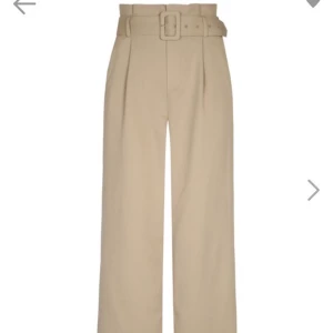 Beigea skitsnygga byxor - Säljer dessa helt oanvända byxor ifrån tally weijl. Ettiketen sittter fortfarande på. Köparen står för frakten 💞