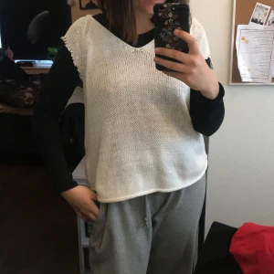 Vest - Shit snygg vit vest! Storlek S-L skulle jag säga. Frakt ingår inte! Kan mötas up I Lund! Säljs på 100 kr om inte bud