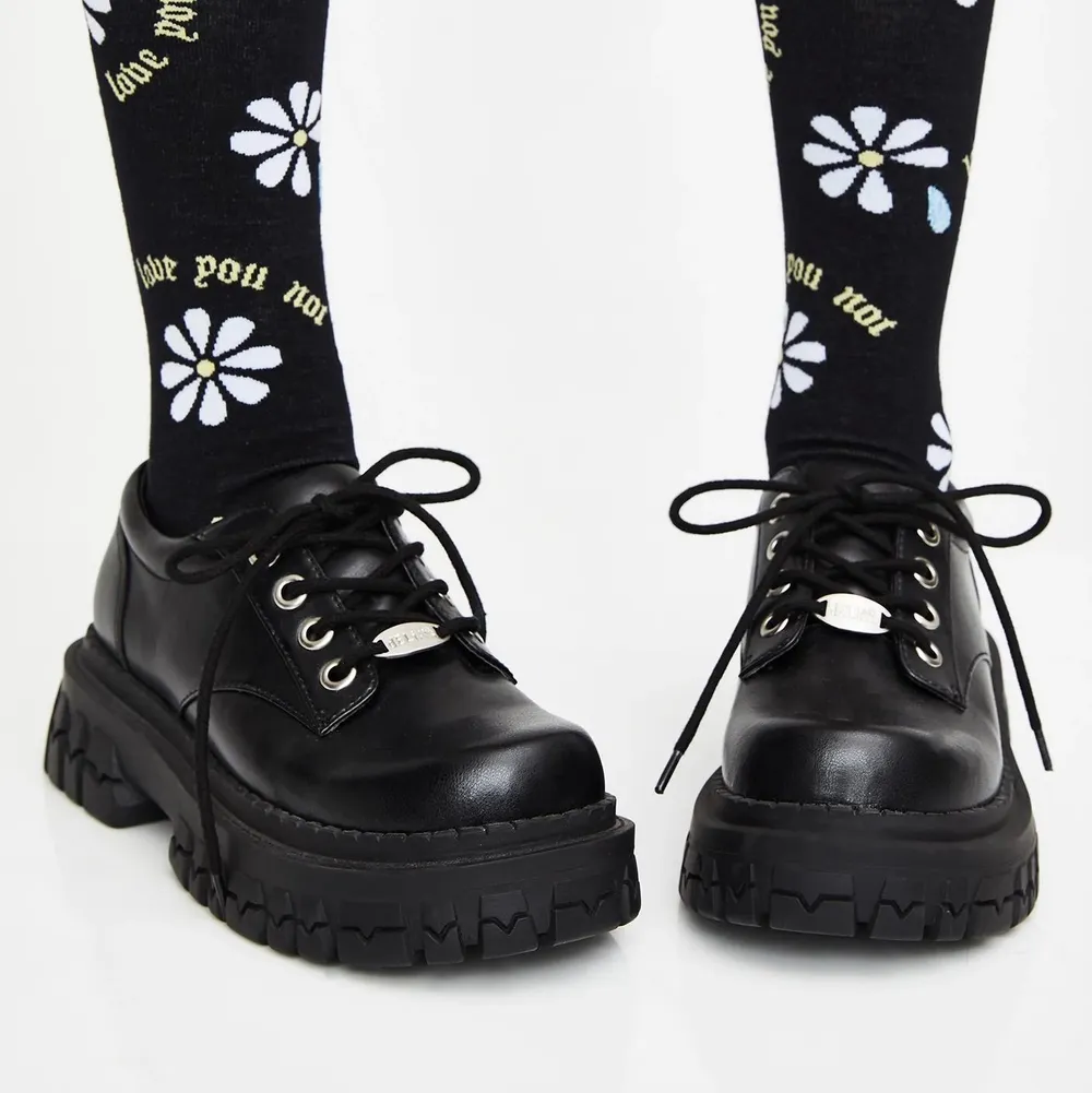 Helt nya! oanvända perfelt skick rare sold out från delias via dollskill. ser och känns typ ut som mina dr.martens, har mjuka och jätte bekvämma innersulor. köptes för 1600kr. Buda gärna rimmligt, pris inkluderar spårbar frakt ♡. Skor.