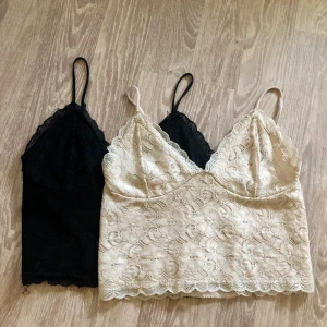 BikBok toppar - En svart (SÅLD) och en beige topp i spets från BikBok. Storlek M på båda. 