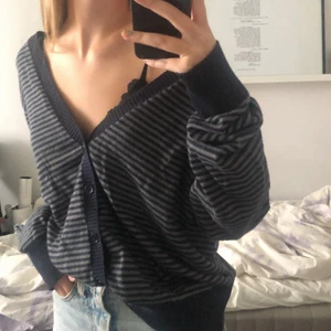 Grå/blå randig kofta - Grå och mörkblå randig kofta. Storlek L men passar XS-L beroende på hur man vill att den ska sitta. Fraktar eller möts upp i Stockholm City🌸