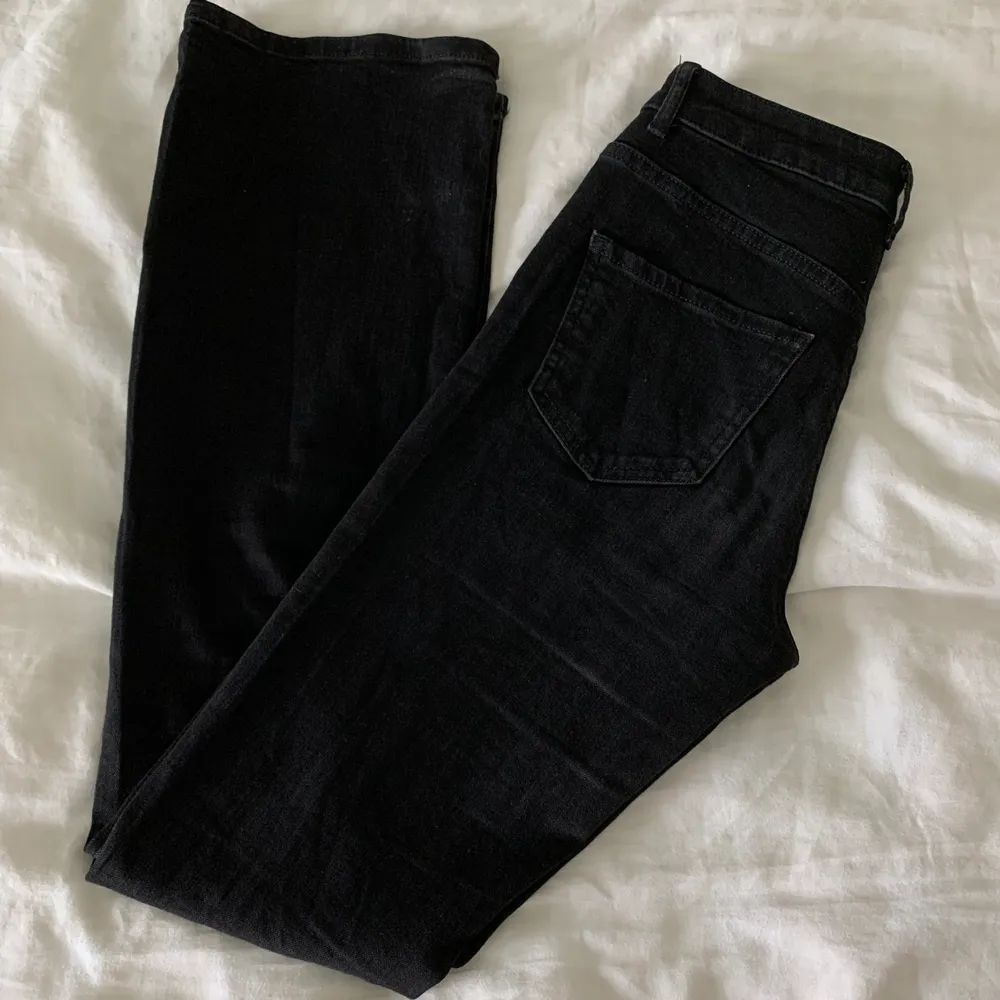 Snygga svarta bootcutjeans från Veromoda som jag tyvärr vuxit ur. Storlek XS. Jag är 1,67 m lång. Frakt tillkommer. 🥰🥰. Jeans & Byxor.