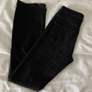 Svarta bootcutjeans - Snygga svarta bootcutjeans från Veromoda som jag tyvärr vuxit ur. Storlek XS. Jag är 1,67 m lång. Frakt tillkommer. 🥰🥰