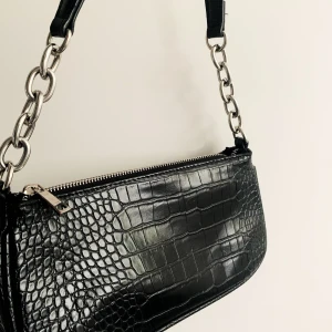 Väska - Svart axelväska💖  lite smårostig på dragkedjan men annats i toppskick. sparsamt använd