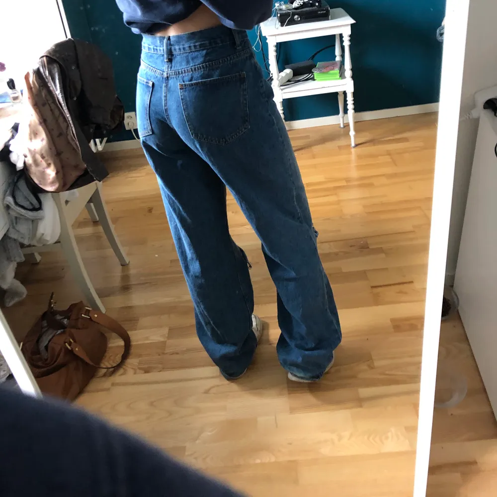 Säljer mina populära bohoo jeans då dom är för stora för mig😣 (jag är 167cm och har vanligtvis 36 i jeans) Skitcoola jeans med hål på knäna och en väldigt baggy look. Storlek 38.                                                                  250 kr eller budgivning i kommentarerna😝. Jeans & Byxor.