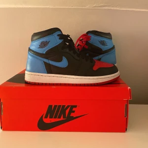 JORDAN 1 RETRO HIGH - Jordan 1 retro high unc to chicago. Skick 8/10, har använt dom väldigt sparsamt. För fler bilder och info skriv privat, tar även emot trades. Stl 39, jag har 38.5 och dom passar mig passar nog även en 40 skulle jag tro! Kom gärna med bud.