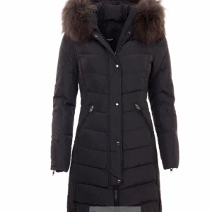 Vinterjacka  - Säljer min vinterjacka i fint skick. Äkta dun och päls, den är figursydd och sitter fint på kroppen. Köptes på johnells för 4000kr men säljer för 1000. För fler frågor eller bilder skriv privat 💓💓