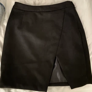 Na-Kd kjol strl 36 - Skitsnygg kjol från Na-Kd x Hannalicious i strl 36. Aldrig använd då den tyvärr är för liten för mig. Frakt ingår ej i priset.