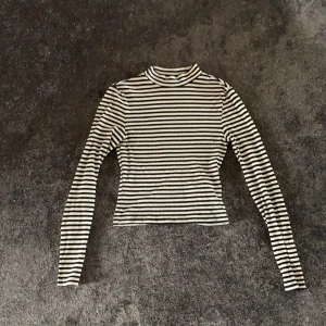 Randig polotröja  - Cool tröja som passar till det mesta🦋 