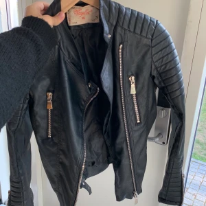 Svart skinnjacka - Svart skinnjacka från chiquelle stl 36 nypris 700 kr säljer för 200 kr 