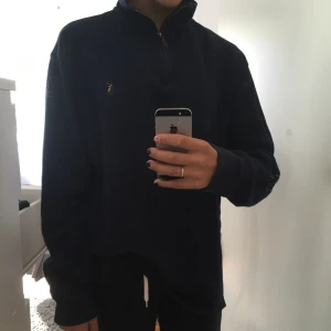 Tröja  - Jätte fin ock unik tröja från ralph lauren !Super skön till hösten!😍                           Haft länge men sällan använt därav super bra skick, inga alls fel! Den är i herrmodell men sitter super fint på en tjej också! Bud på 540!! Köp direkt för 600!🤩 budgivningen avslutas 3/10!! 