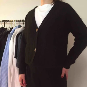 Cardigan - Svart snygg kofta i ullblandning med coola knappar och fickor. Endast använd en gång. 📬 Frakt 55kr.