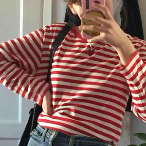  - En väldigt fin långärmad tröja från Monki! Köpt för 1 år sedan! I super fint skick! 