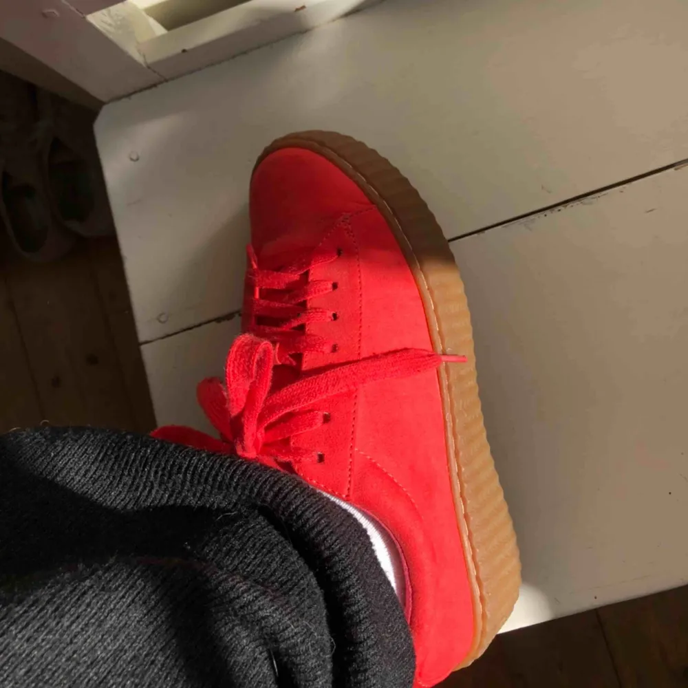 Så snygga korallfärgade/röda skor från Nelly i riktigt bra skick🧡 frakt tillkommer för köparen🥰. Skor.