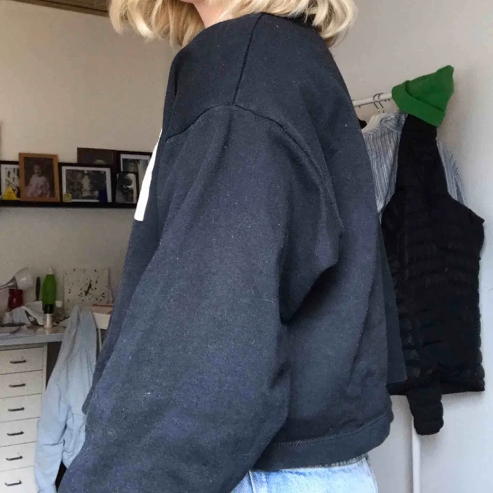 Sweatshirt som är lite croppad från Zara. Använd ca 3 ggr o är i bra skick. Frakt ingår i priset💞. Hoodies.