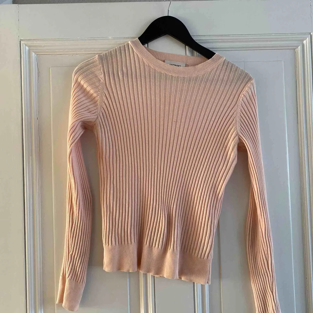 En rosa, lite peach färgad fin tröja från Monki. I perfekt skick!   I storlek xs men skulle säga att den passar större storlekar också. . Tröjor & Koftor.