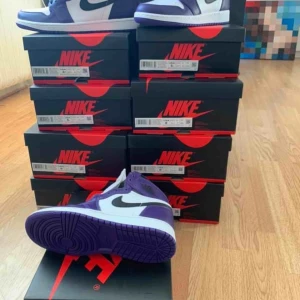  - Jordan 1 court purple i storlek 40,41,42 och 42. Slutsåld överallt. 