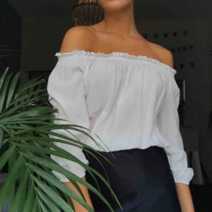  - Superskön off shoulder blus från Brandy Melville! One size som motsvarar S, och är i perfekt skick. Köparen står för frakten🌞