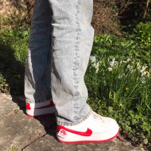  - Säljer världens finaste Nike Air Force 1 i toppskick, ingen creasing! Måste tyvärr sälja dem, då de är för små. För 850 kronor blir dem dina, frakten är inräknad i priset!